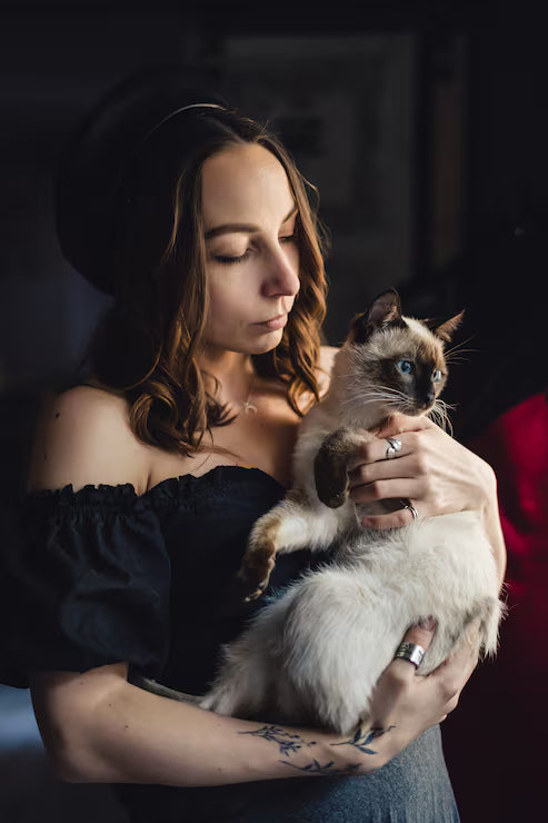files/mujer-bonita-jugando-gato-siames_158595-5739.jpg